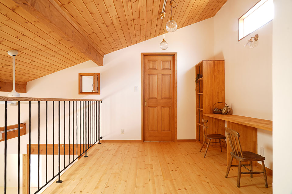 ビルトインガレージのある片流れ屋根の家