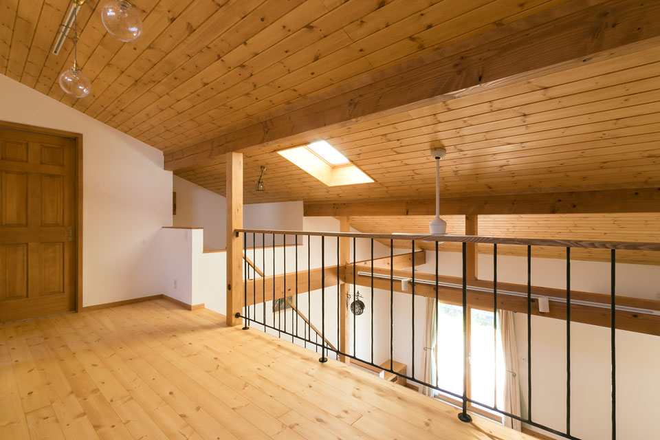 ビルトインガレージのある片流れ屋根の家