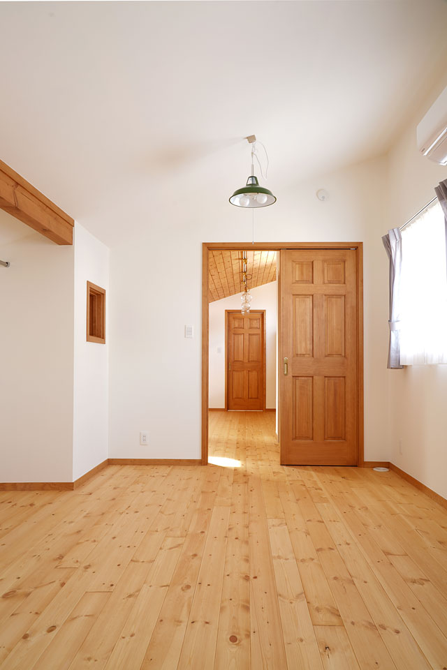 ビルトインガレージのある片流れ屋根の家