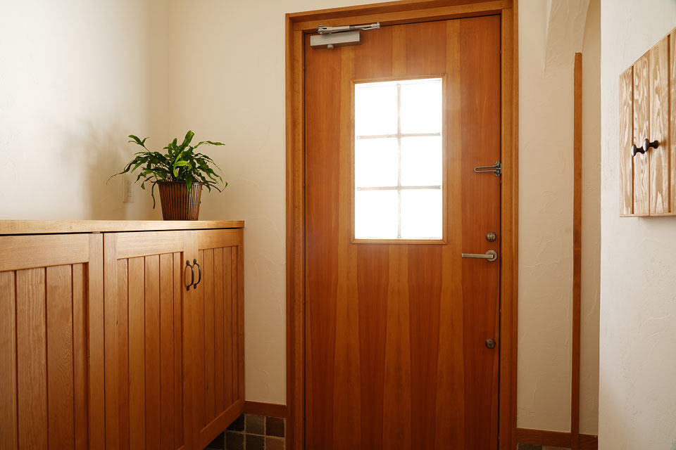 ビルトインガレージのある片流れ屋根の家