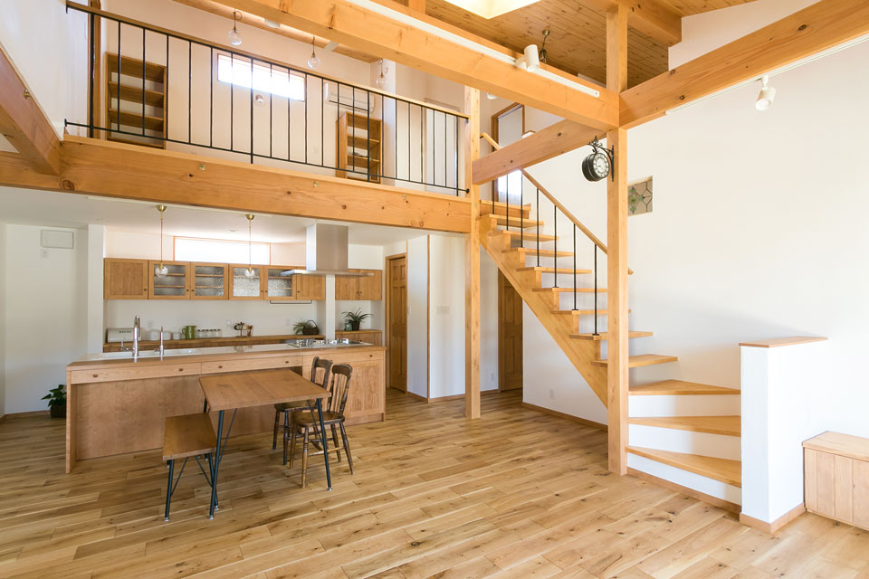 ビルトインガレージのある片流れ屋根の家