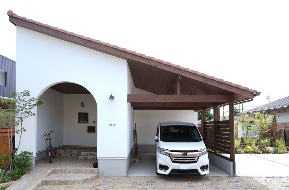 ビルトインガレージのある片流れ屋根の家