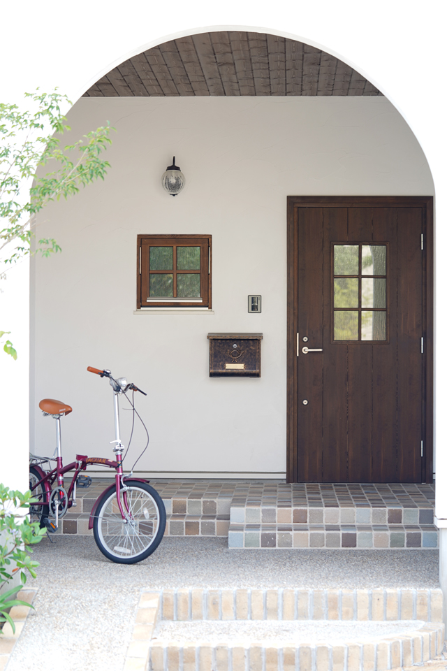 ビルトインガレージのある片流れ屋根の家