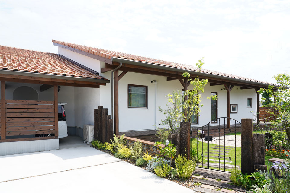 ビルトインガレージのある片流れ屋根の家