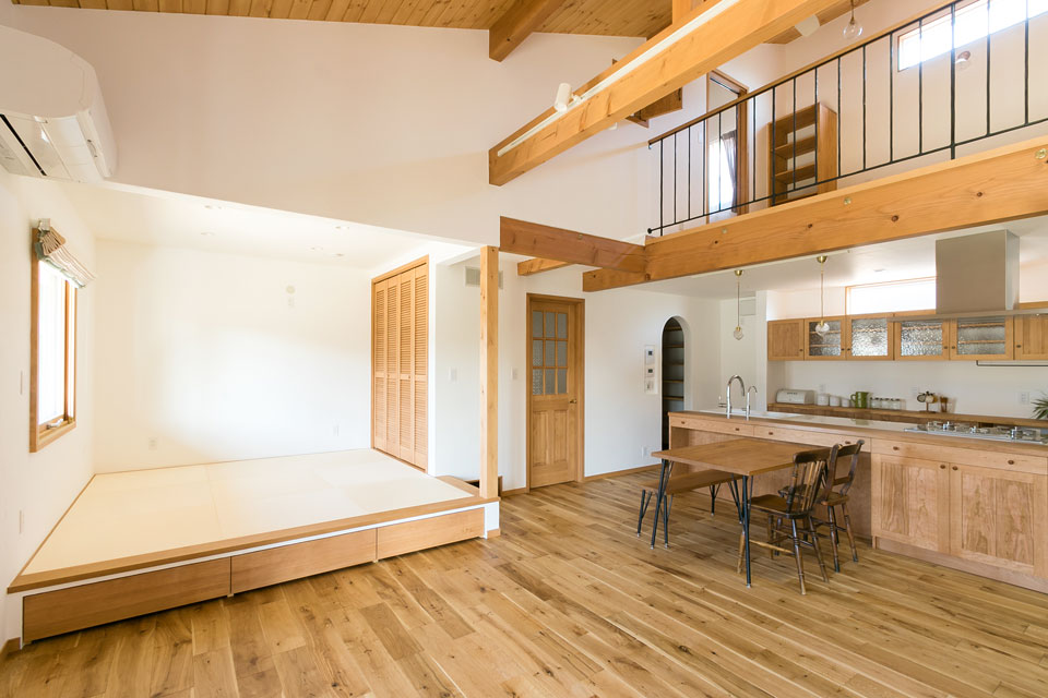 ビルトインガレージのある片流れ屋根の家