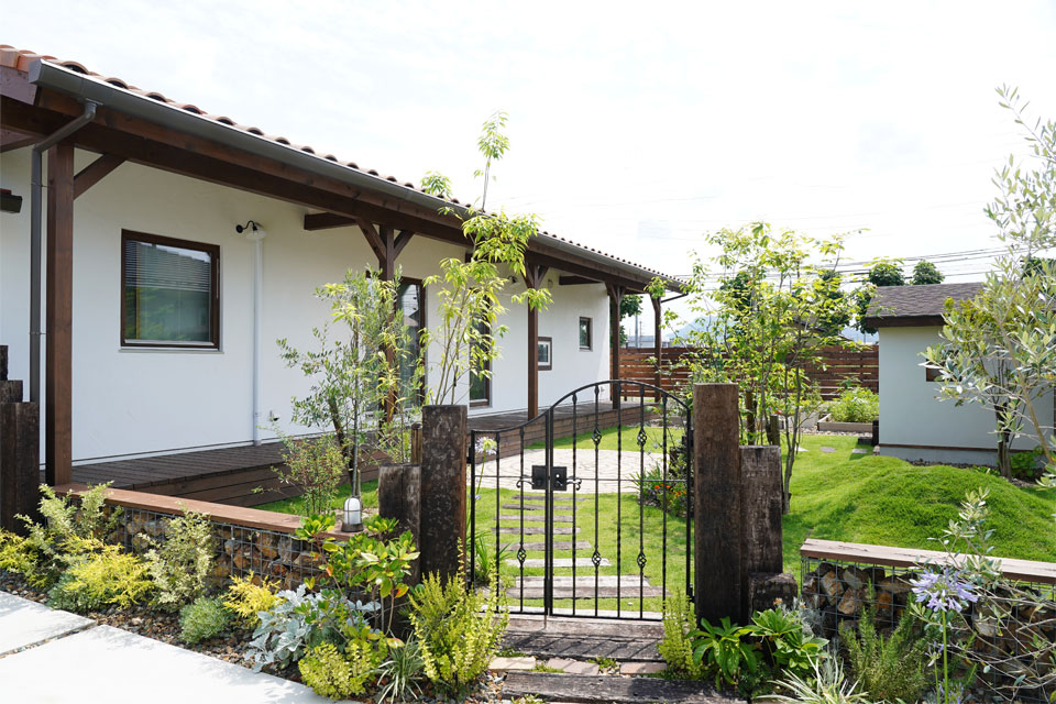 ビルトインガレージのある片流れ屋根の家