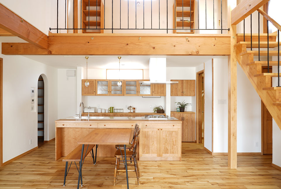 ビルトインガレージのある片流れ屋根の家