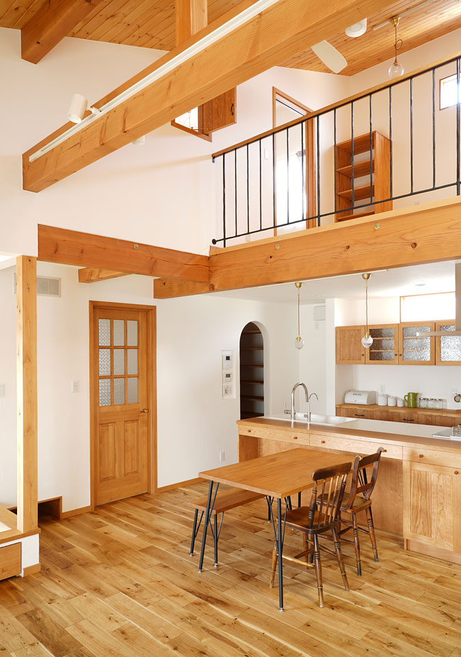 ビルトインガレージのある片流れ屋根の家