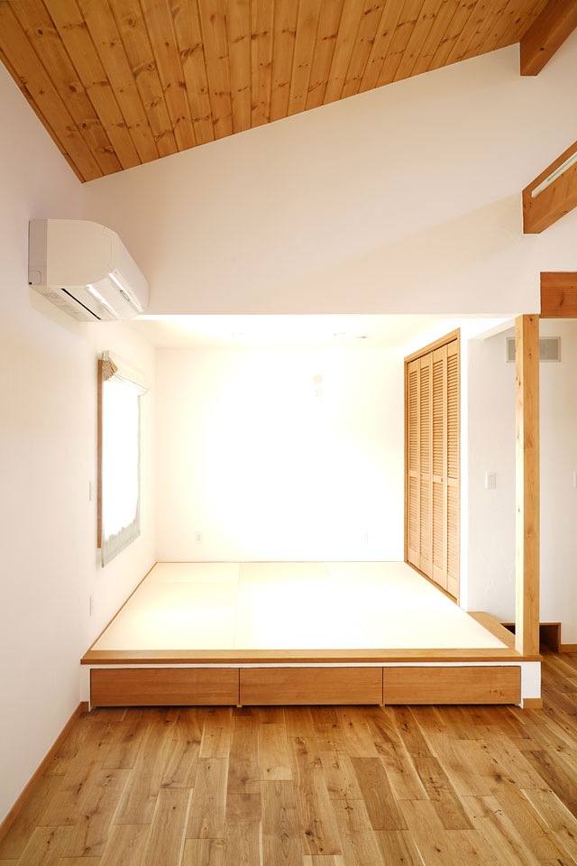 ビルトインガレージのある片流れ屋根の家