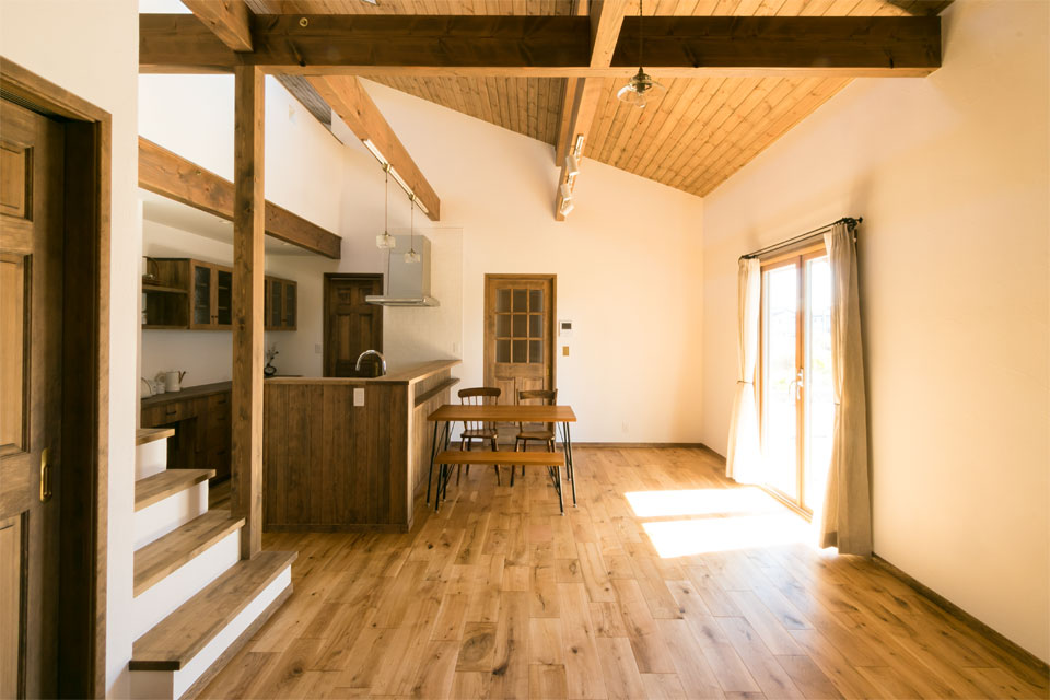 ガーデンシェッドのある片流れ屋根の家