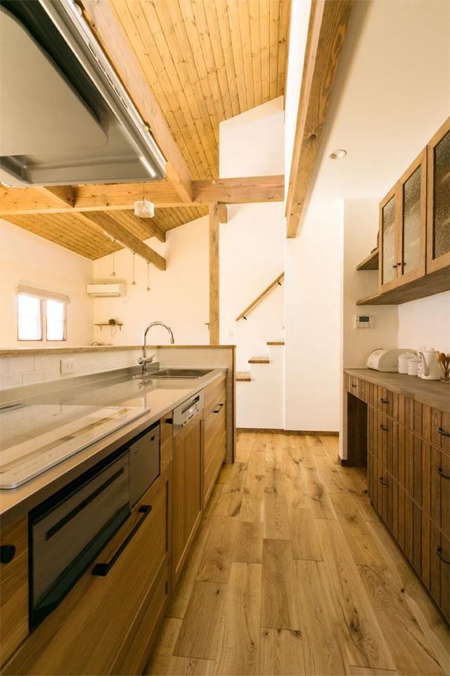 ガーデンシェッドのある片流れ屋根の家