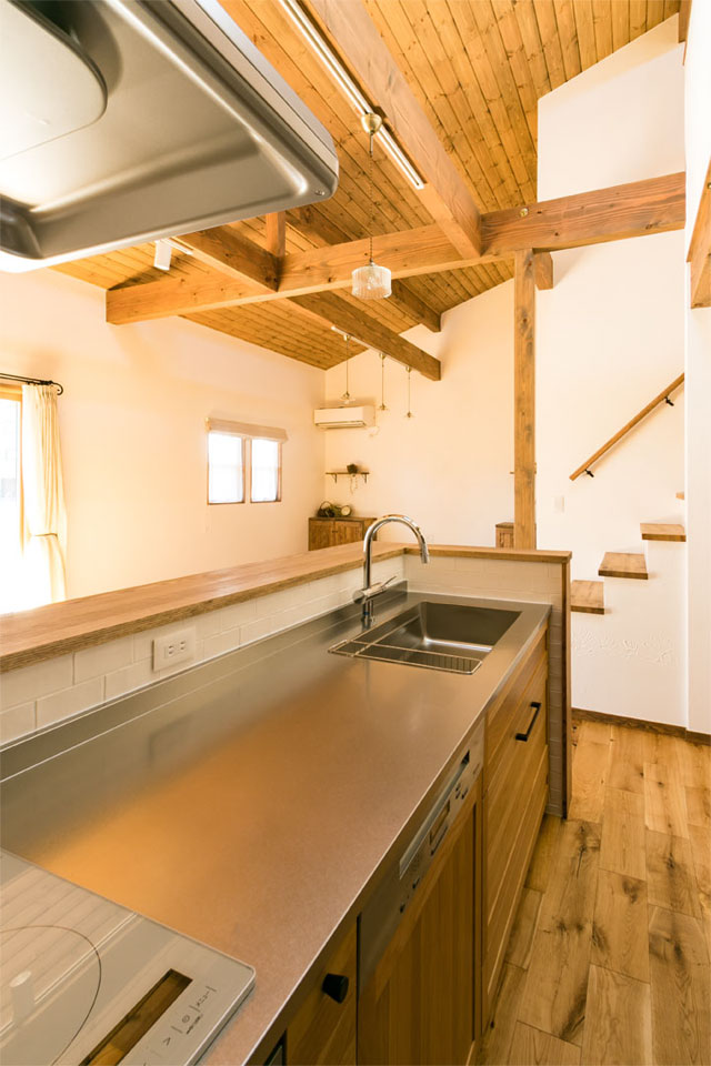 ガーデンシェッドのある片流れ屋根の家