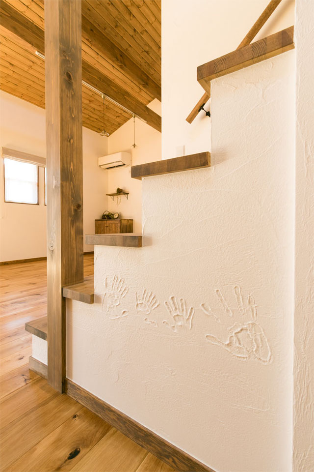 ガーデンシェッドのある片流れ屋根の家