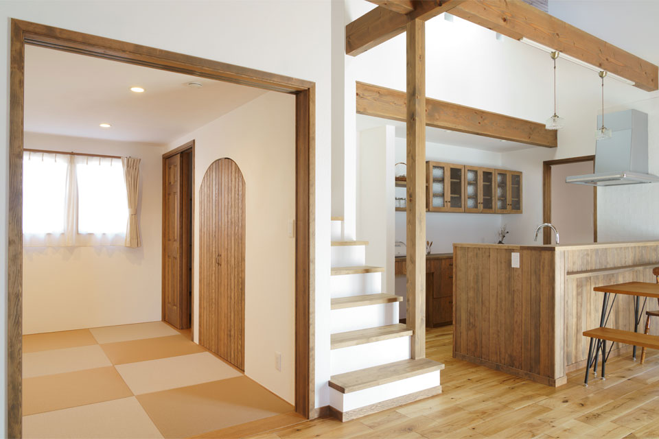 ガーデンシェッドのある片流れ屋根の家