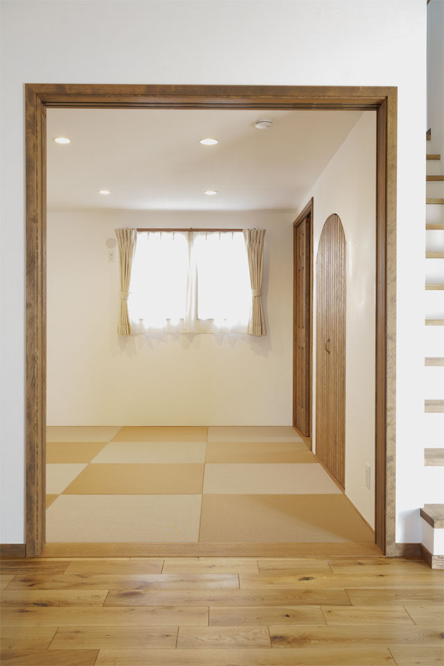 ガーデンシェッドのある片流れ屋根の家