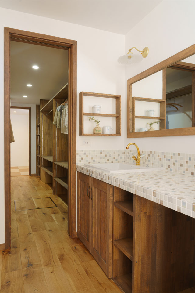 ガーデンシェッドのある片流れ屋根の家