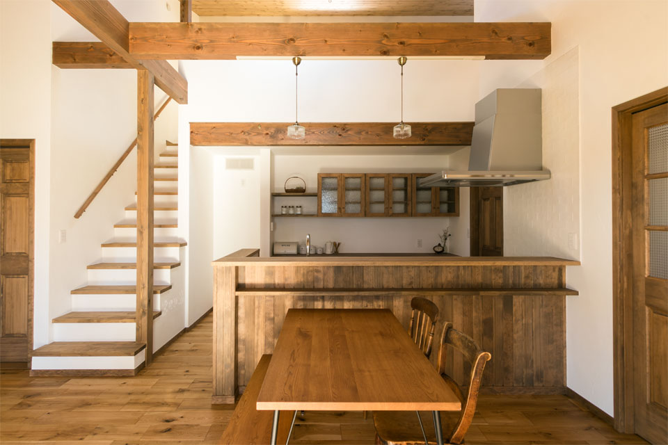 ガーデンシェッドのある片流れ屋根の家