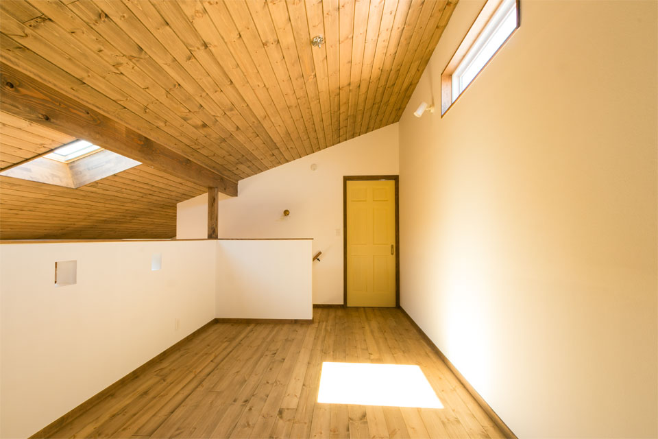 ガーデンシェッドのある片流れ屋根の家