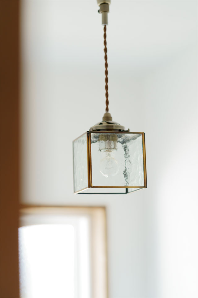 ガーデンシェッドのある片流れ屋根の家