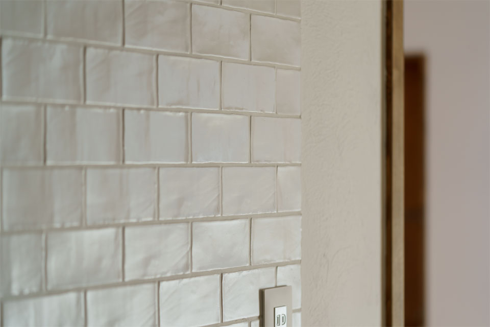 ガーデンシェッドのある片流れ屋根の家