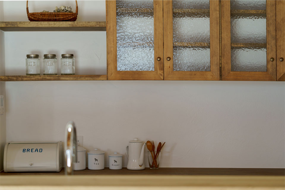 ガーデンシェッドのある片流れ屋根の家