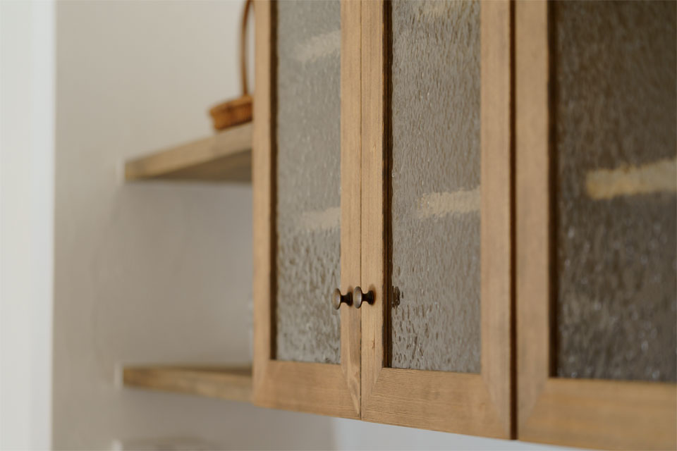 ガーデンシェッドのある片流れ屋根の家