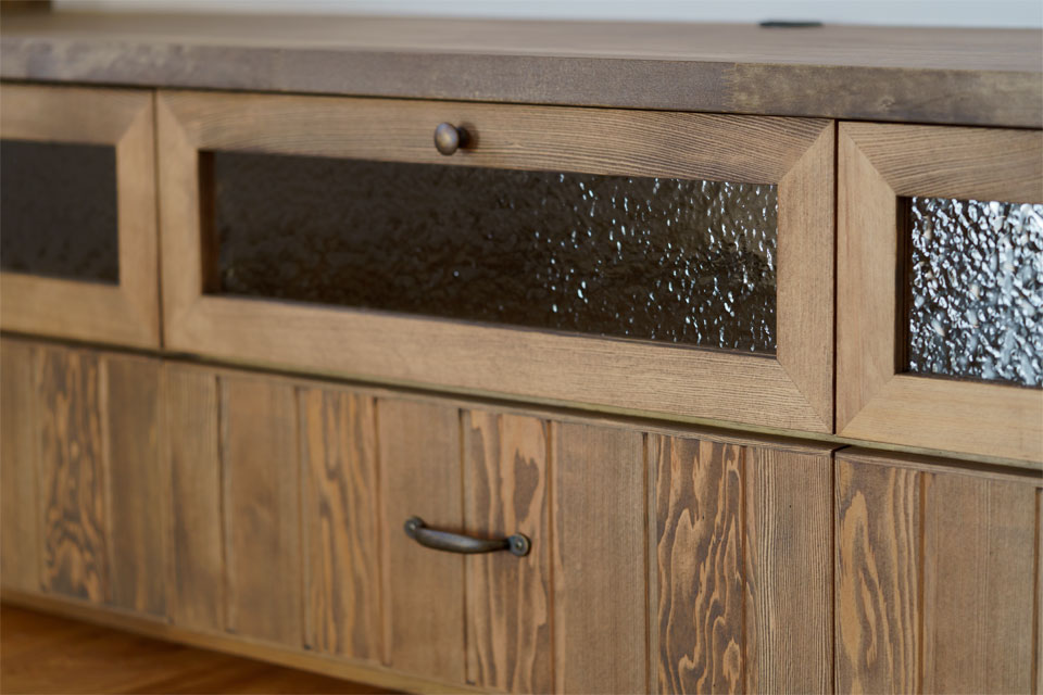 ガーデンシェッドのある片流れ屋根の家