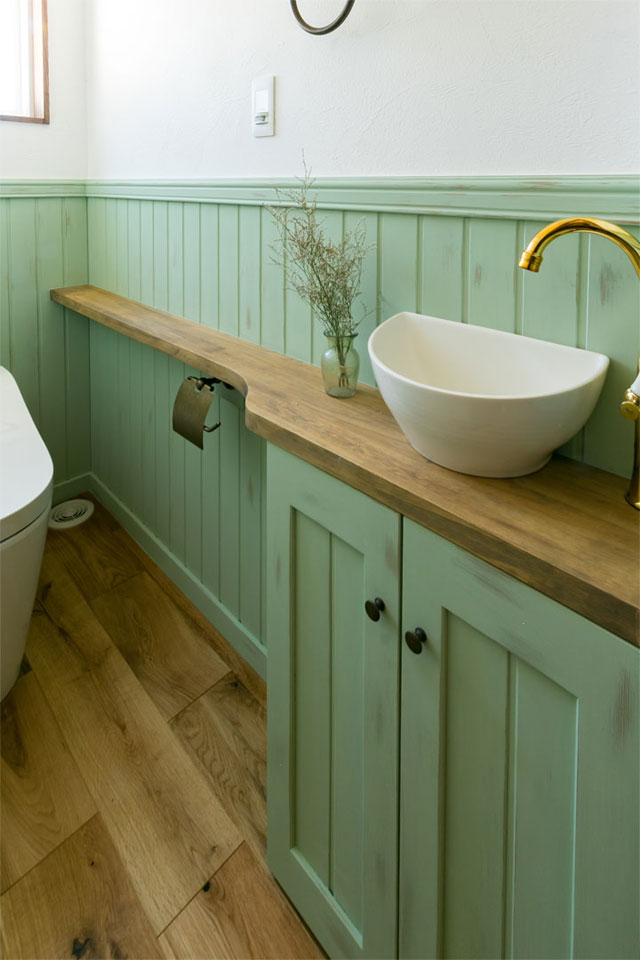 ガーデンシェッドのある片流れ屋根の家