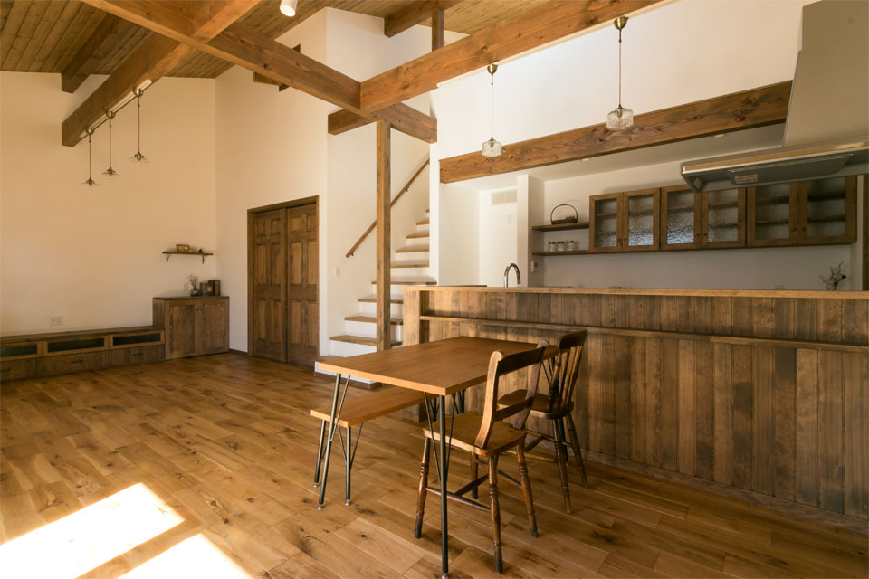 ガーデンシェッドのある片流れ屋根の家