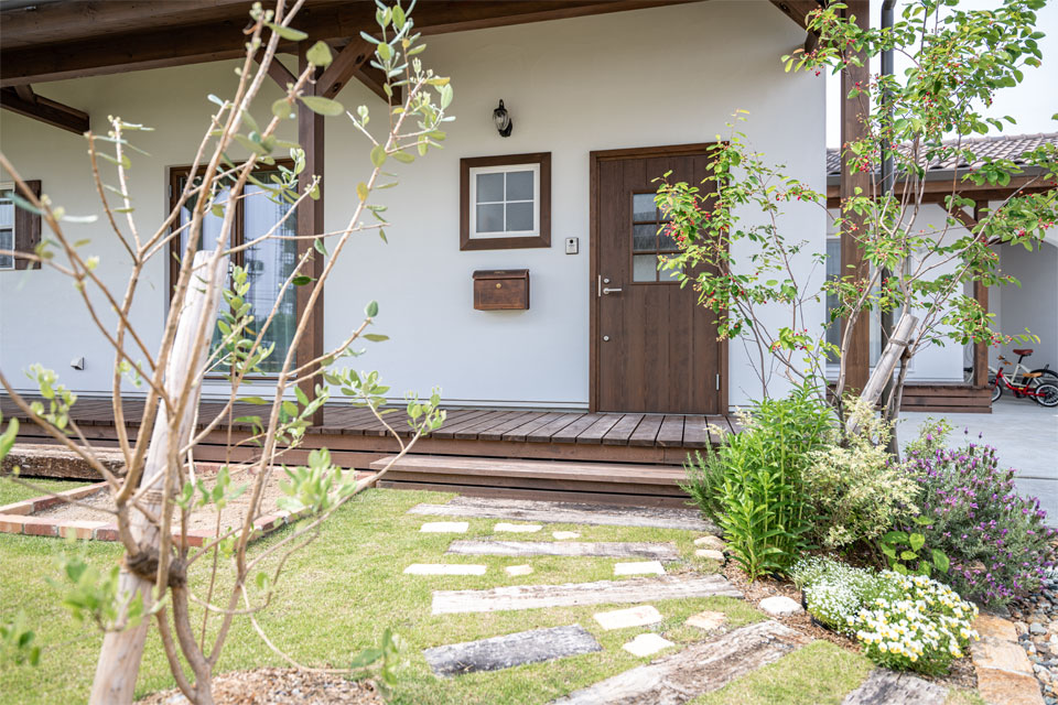 ガーデンシェッドのある片流れ屋根の家