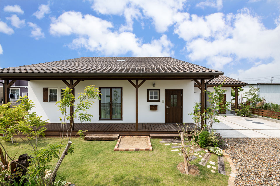 ガーデンシェッドのある片流れ屋根の家