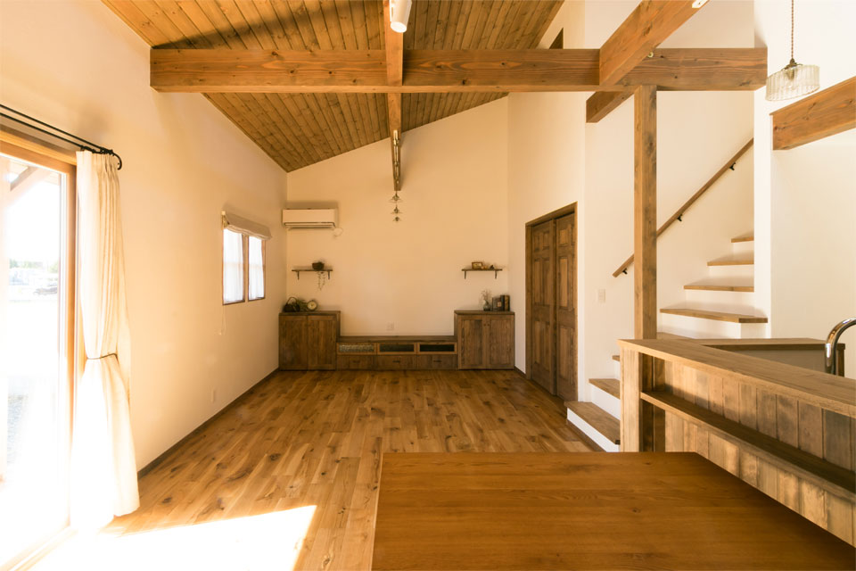 ガーデンシェッドのある片流れ屋根の家