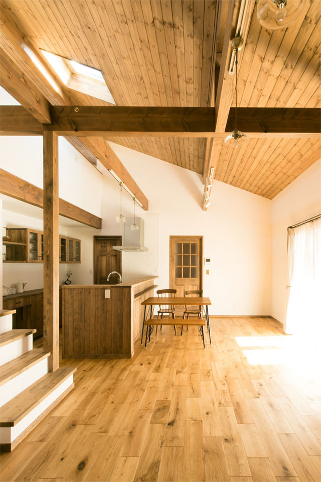 ガーデンシェッドのある片流れ屋根の家