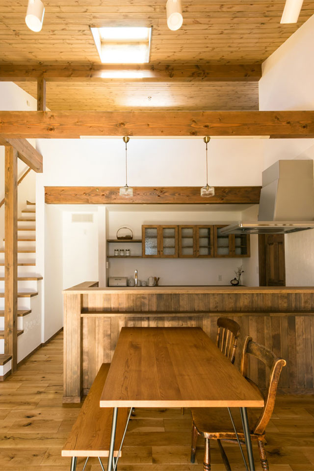 ガーデンシェッドのある片流れ屋根の家