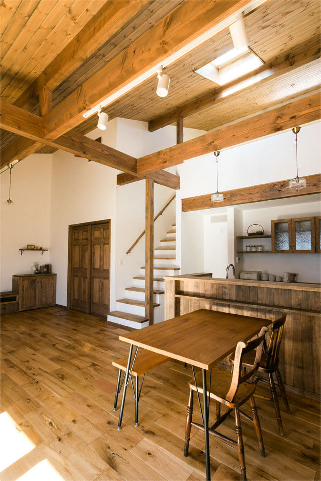 ガーデンシェッドのある片流れ屋根の家