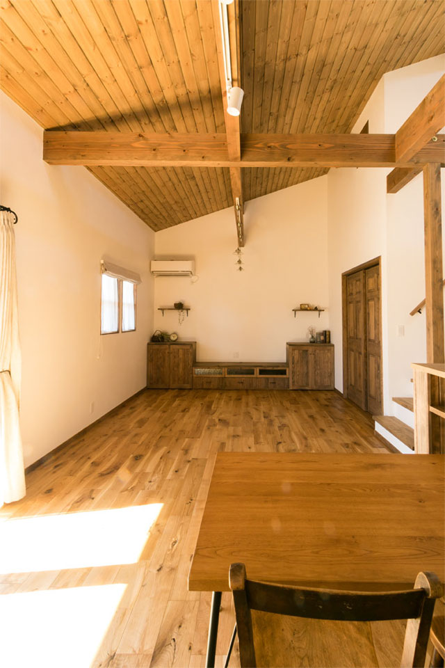 ガーデンシェッドのある片流れ屋根の家