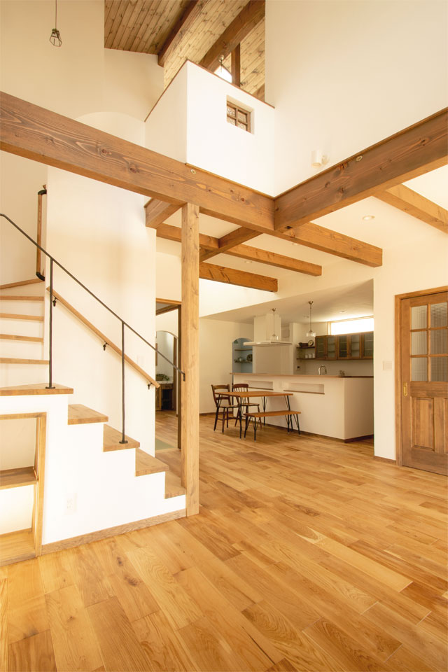 2つの吹抜けのある家