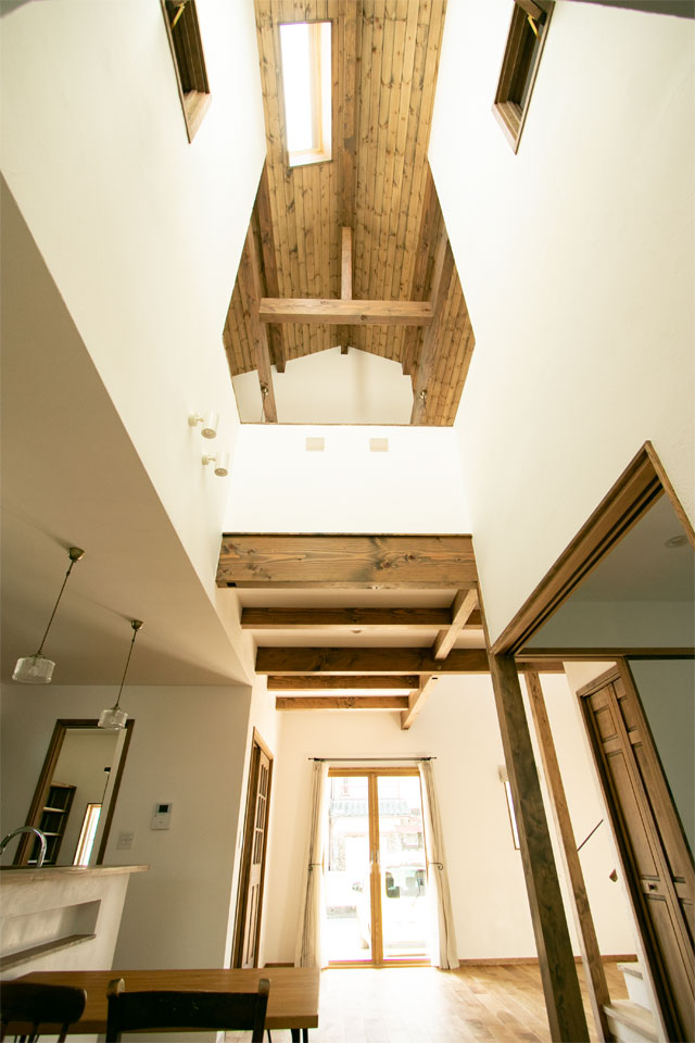 2つの吹抜けのある家