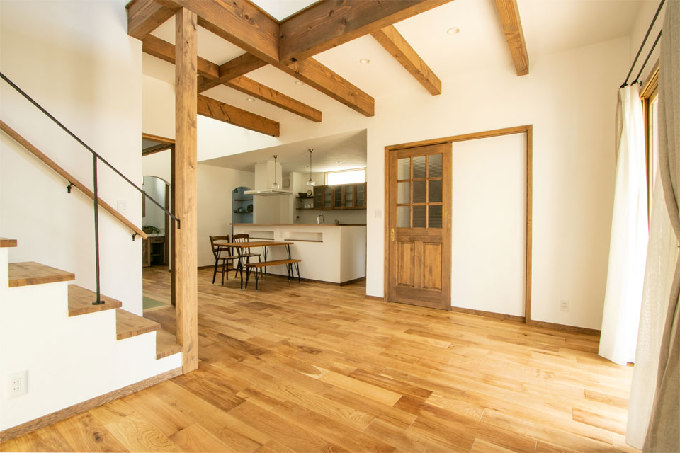 2つの吹抜けのある家