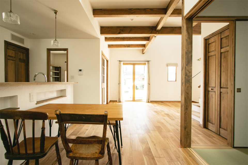 2つの吹抜けのある家