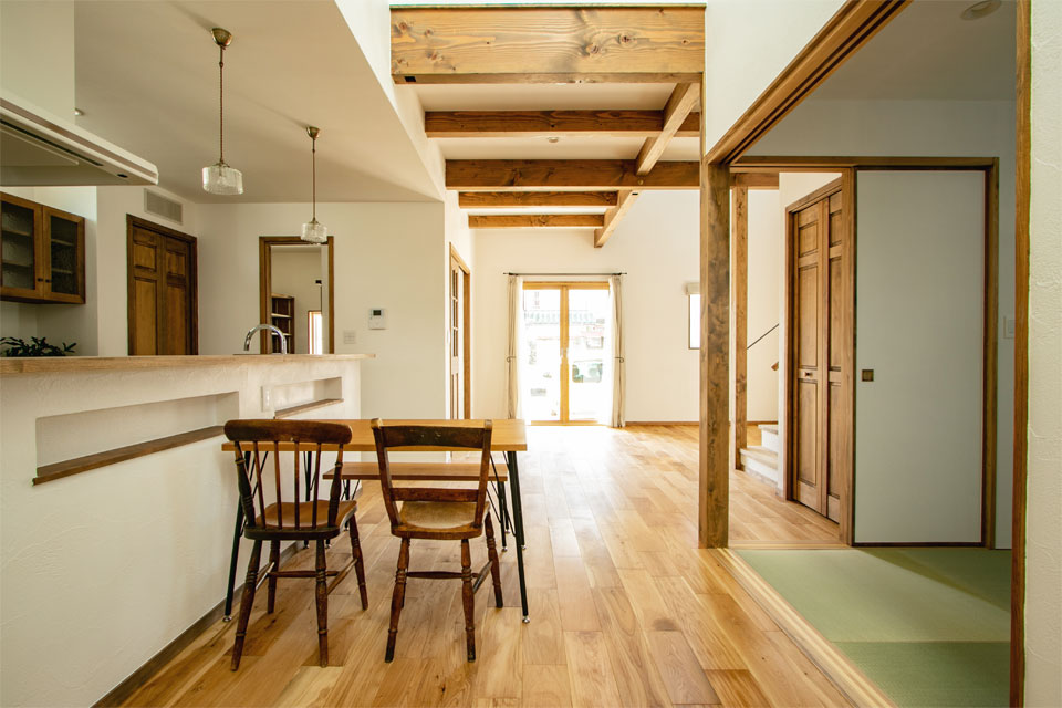 2つの吹抜けのある家