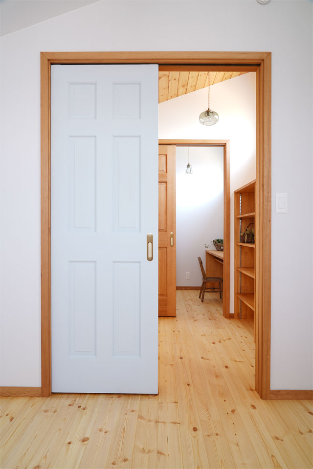 暮らしを楽しむ30坪の片流れ屋根の家