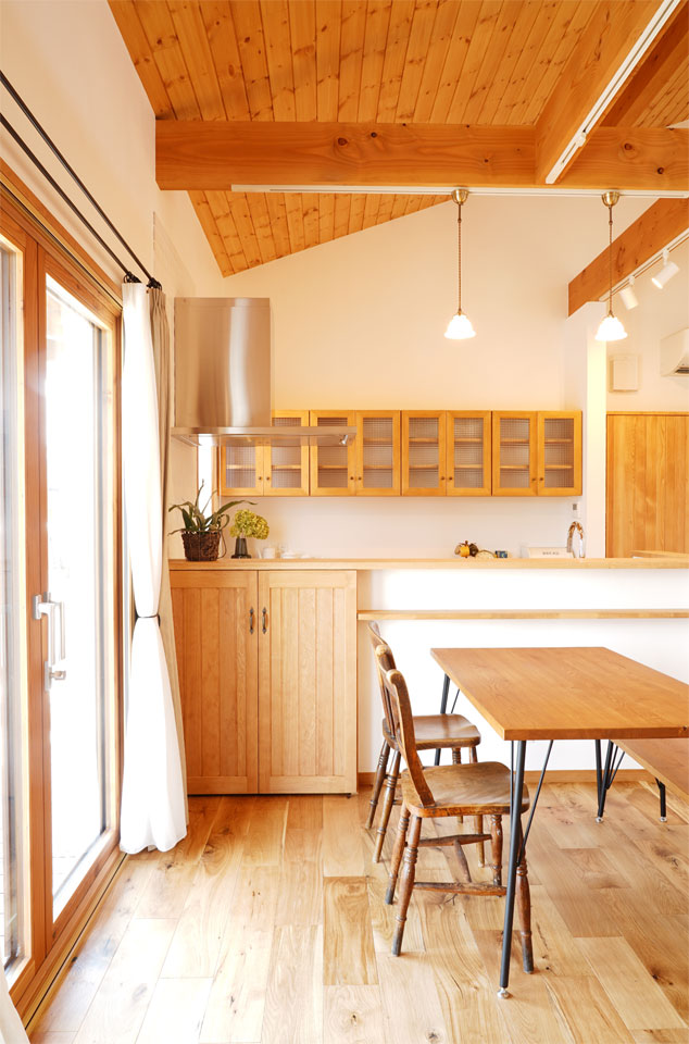 暮らしを楽しむ30坪の片流れ屋根の家