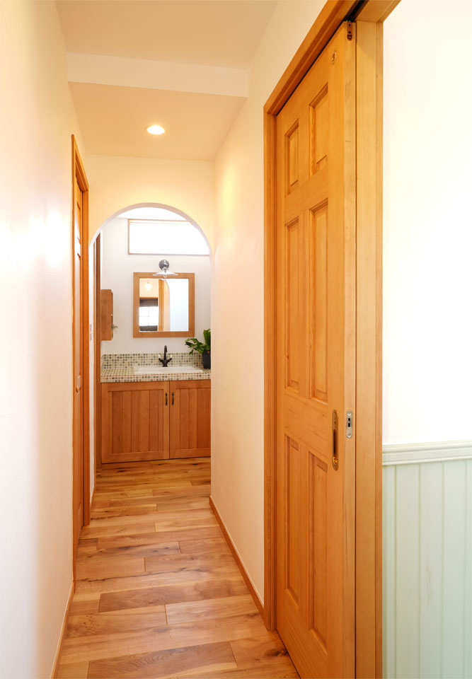 暮らしを楽しむ30坪の片流れ屋根の家