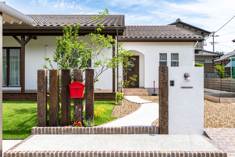 家族の笑顔が溢れる片流れ屋根の家