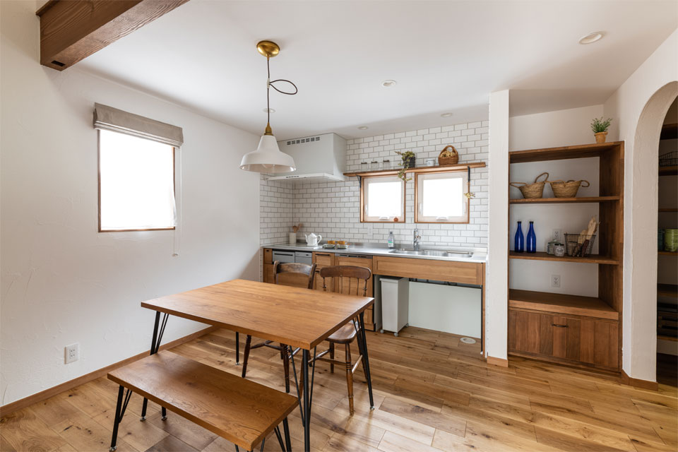 家族の笑顔が溢れる片流れ屋根の家