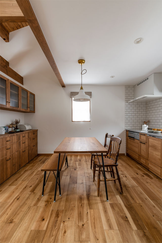 家族の笑顔が溢れる片流れ屋根の家