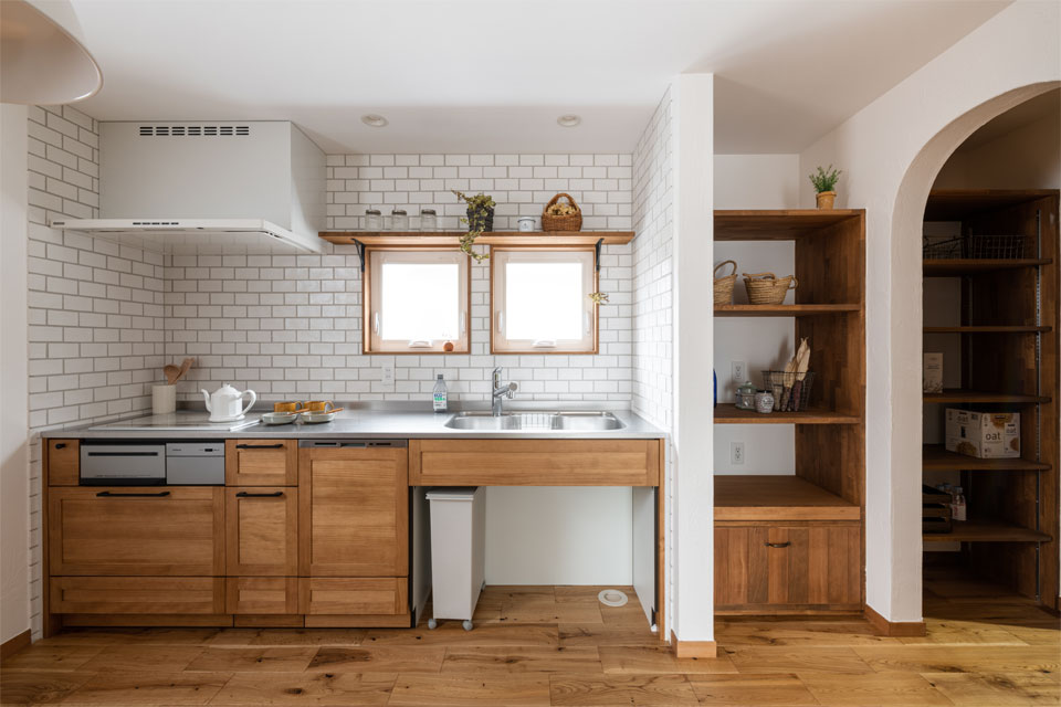 家族の笑顔が溢れる片流れ屋根の家