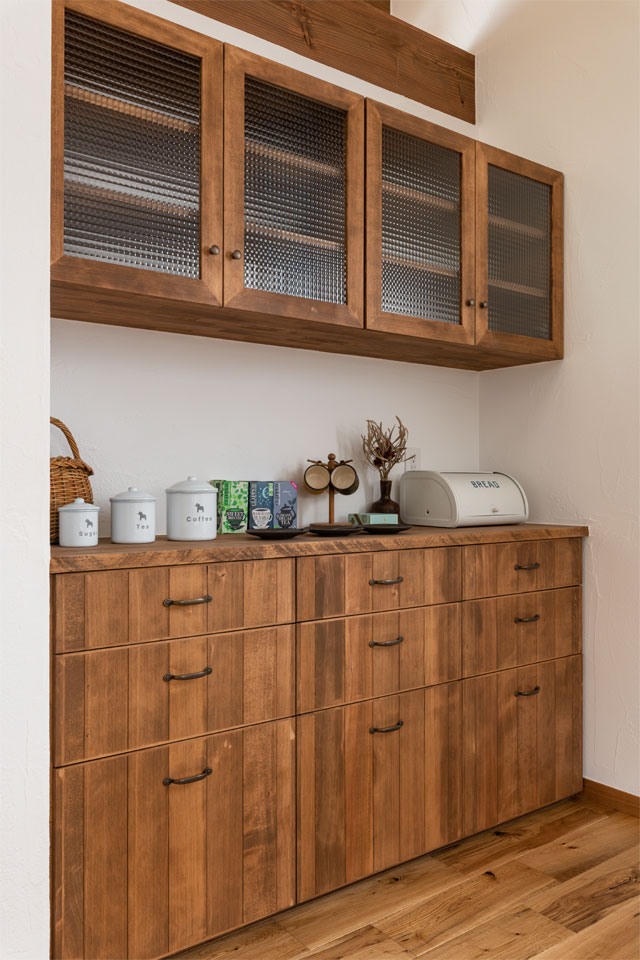 家族の笑顔が溢れる片流れ屋根の家