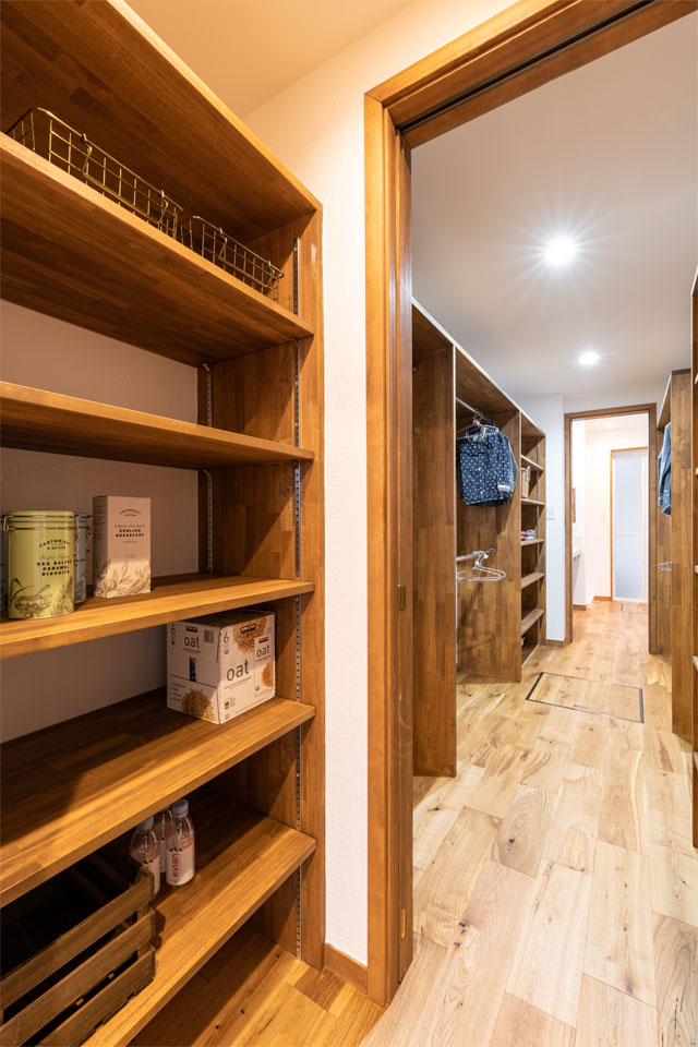 家族の笑顔が溢れる片流れ屋根の家